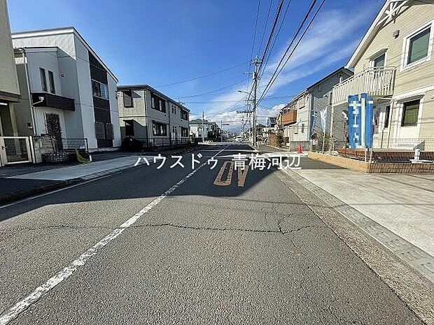 【南側前面道路】幅員約7m以上の前面道路です。普通車が余裕を持ってすれ違うことの出来る道幅です。もちろん、大型車も余裕を持って通行出来ます。