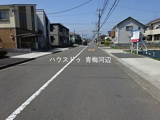 【南側前面道路】幅員約7m以上の前面道路です。車の出し入れもしやすく、また配達などの車が停まっていても通行出来る道幅となっています。