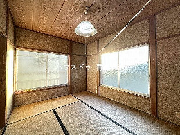 2階和室：大きめの窓から陽射しがたっぷり降り注ぎ、明るいお部屋になっていて気持ちよく過ごしていただけます。