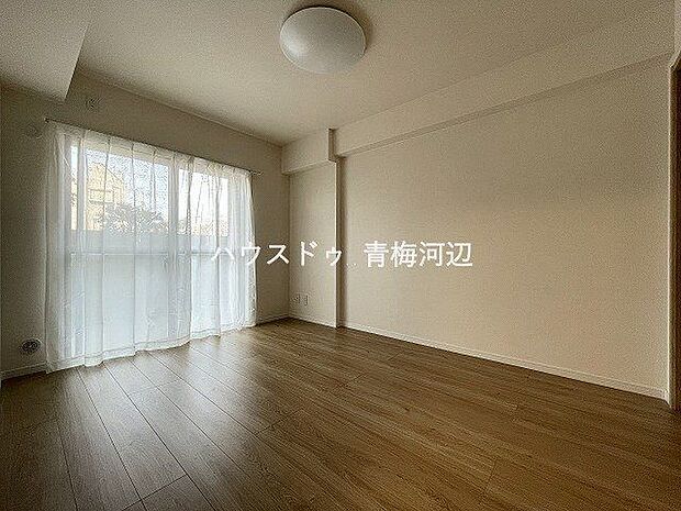 5.8帖洋室：大きな窓からたっぷりの日差しが入り、明るいお部屋になっています。優しい色合いのフローリングは、どんな家具とも相性良くレイアウトを考えるのも楽しくなりますね。