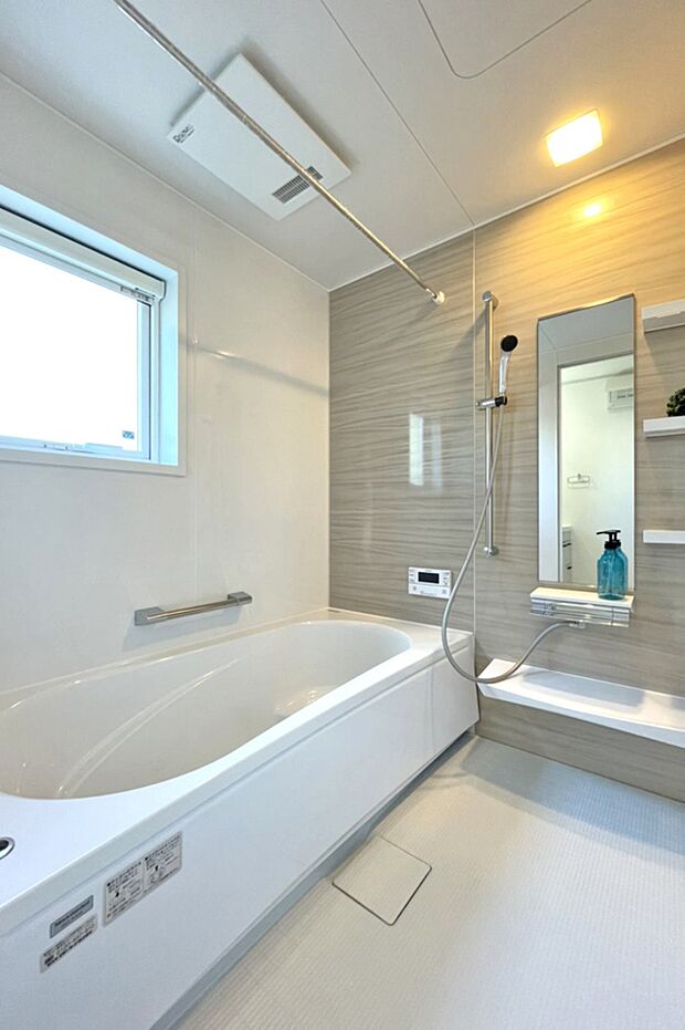 （浴室）浴室乾燥機付きのお風呂♪湯船も広くて素敵ですね！