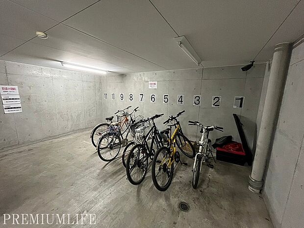 屋内駐輪場なので、自転車が風雨にさらされず、防犯面でも安心です。（空状況は要確認）