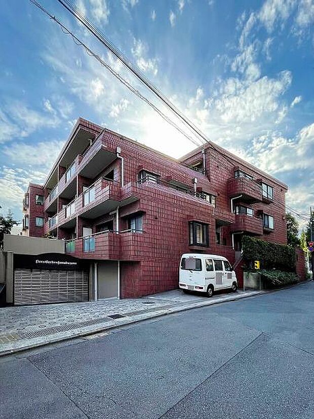 閑静な住宅街に佇む低層レジデンス