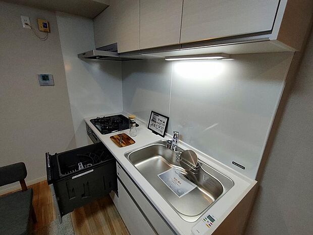 新規交換済のシステムキッチンです。グリル付き３口ガスコンロ、食洗器、浄水器を完備しております。