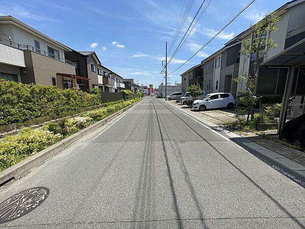 前面道路約6ｍでゆとりがあり、毎日の駐車も安心です！