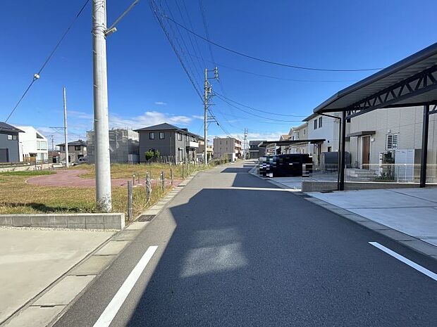 前面道路はゆとりある広さのため駐車時も安心ですね♪