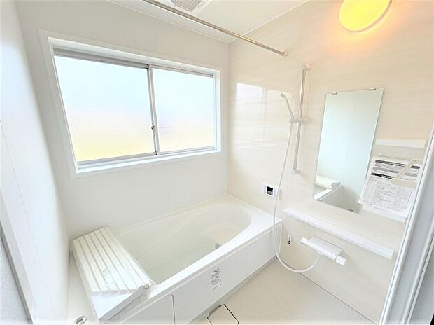 【リフォーム中】浴室は新品のハウステック製ユニットバスに交換。心地よい入浴を可能にした形状の浴槽は安全面を考慮し床に凹凸が付いています。広々1坪タイプでのんびり入浴でき、一日の疲れを癒せますよ。