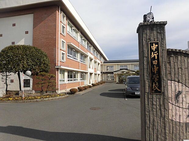 中新田中学校まで700ｍ徒歩9分。通学もラクラクの立地です。