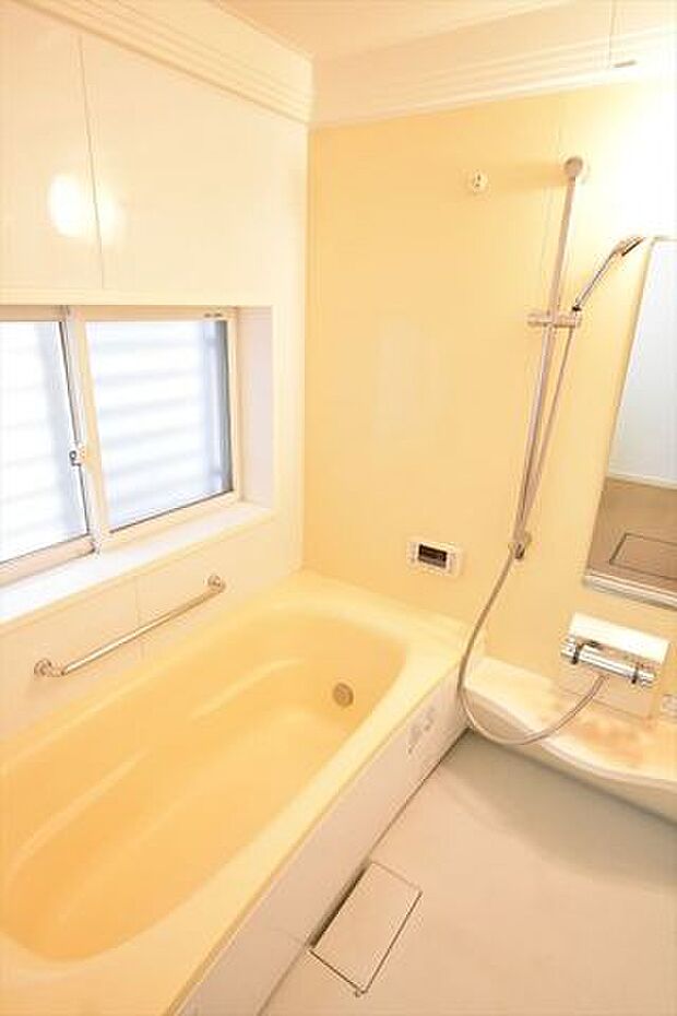 ゆったりと入浴可能な大きさの浴室♪手すり付きで安心してくつろげるバスルームに。