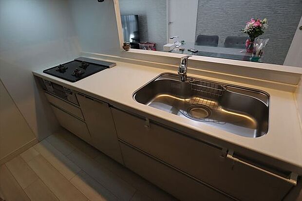 キッチンには人気の食洗機を2022年に設置！ 日々の家事の手間を低減してくれます。
