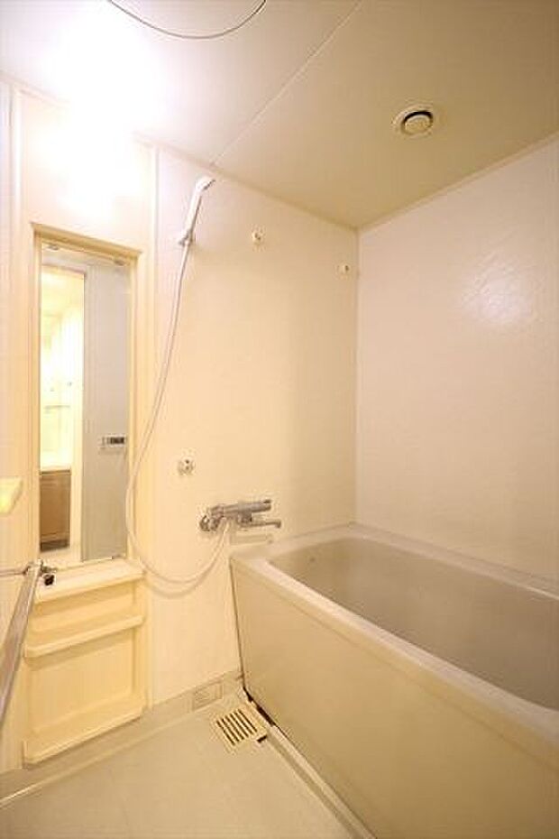 ゆったりと入浴可能な大きさの浴室♪ご家族と一緒に入るにも十分な広さです