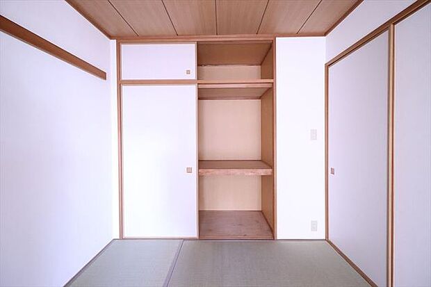 和室にも押入収納があり、来客用のお布団などを収納することができます