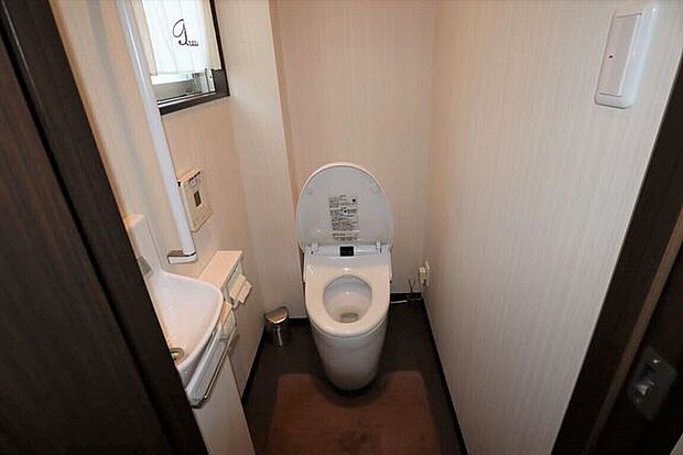 ウォシュレット機能付きトイレです♪手洗場やペーパーホルダーも完備です♪