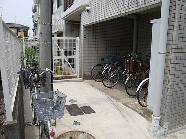 敷地内に駐輪スペースを完備。居住者様はシール貼付により無償で駐輪可能です。