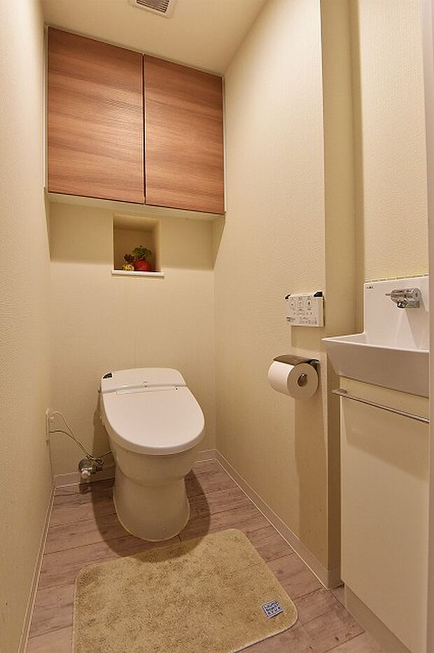 ■空間が広々しお手入れしやすいタンクレストイレ採用(手洗いキャビネット付)