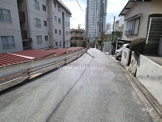 敷地西側の前面道路(北側から)