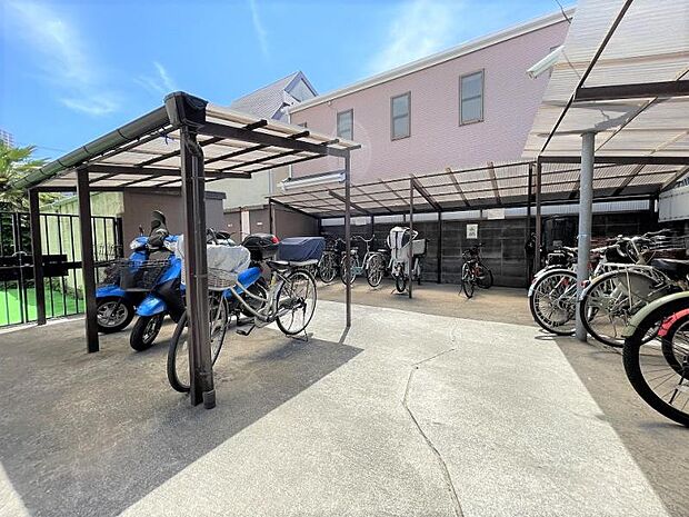 駐輪場は、屋根付きになっており、大切な自転車を雨風から守ってくれます！