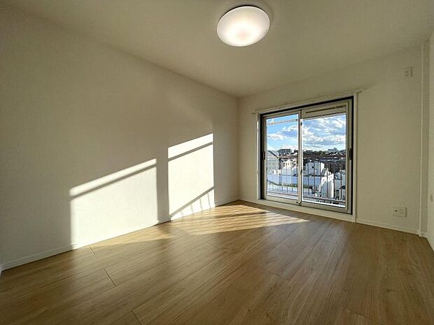 6.5帖の洋室！窓が大きく、日中の暖かい光がお部屋全体に降り注ぎます！