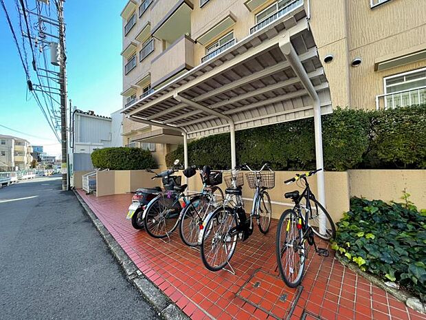 駐輪場は屋根付きになっておりますので、大切な自転車を雨風から守ってくれます！