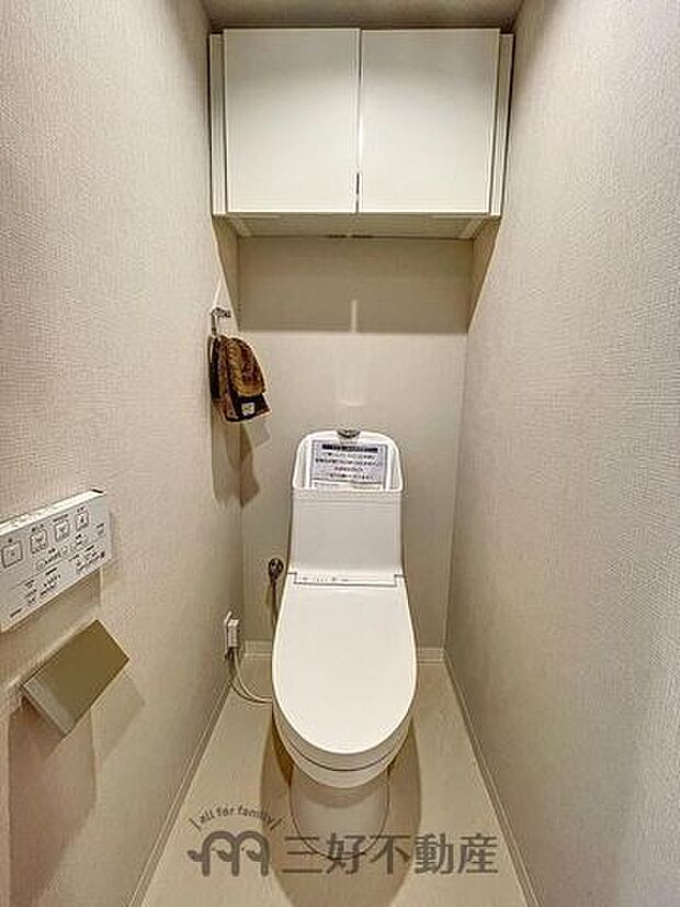 温水洗浄暖房便座。上部に収納があるのでトイレットペーパー等のストックに便利。