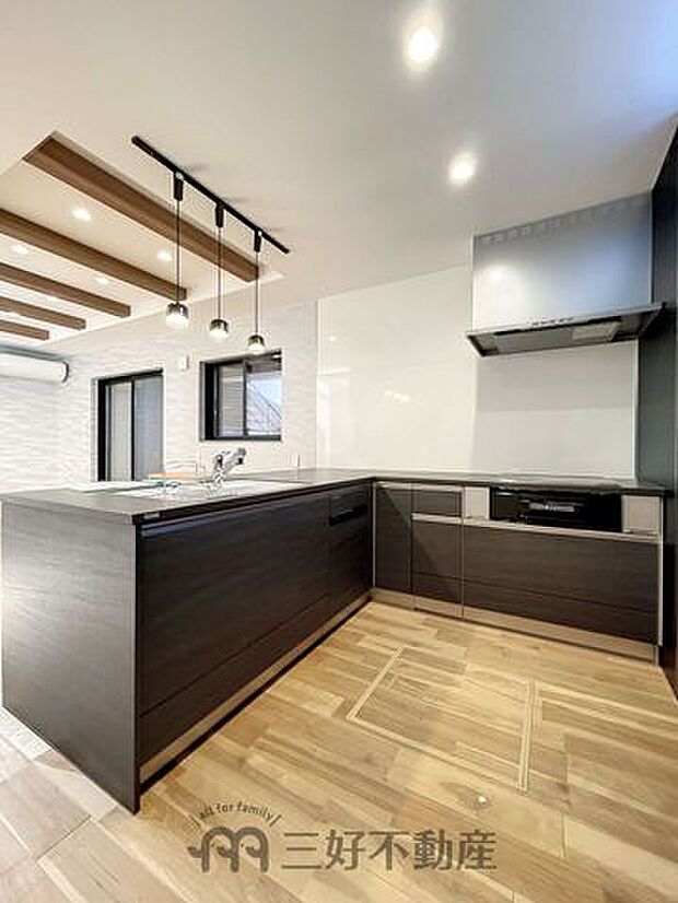 Ｌ型キッチンで広々と調理スペースを確保。