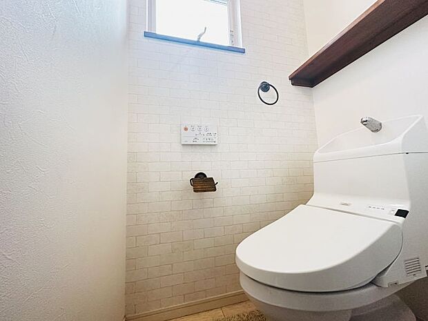 小物やトイレットぺーパーの置き場として便利な棚付きのトイレ！