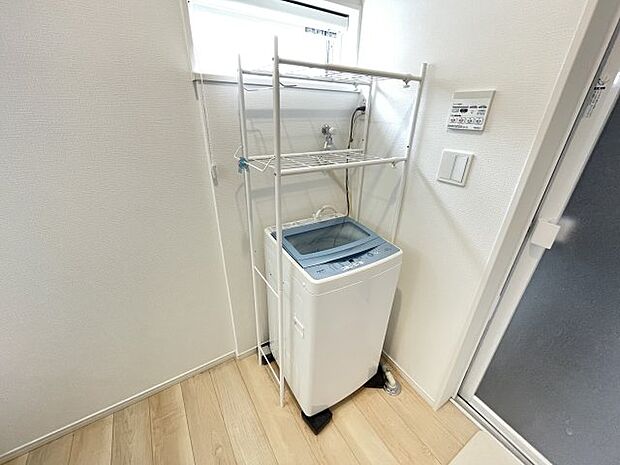 ドラム式の洗濯機を置いても充分なスペースがある洗面所。