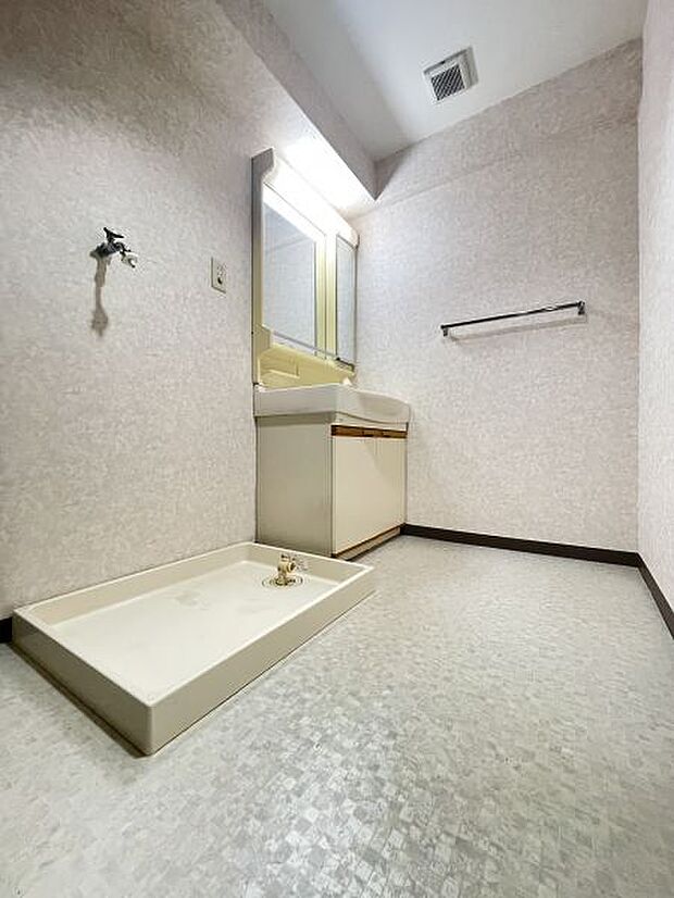 洗面室になります♪広めの造りになり、収納等つけやすいスペースが確保されております！