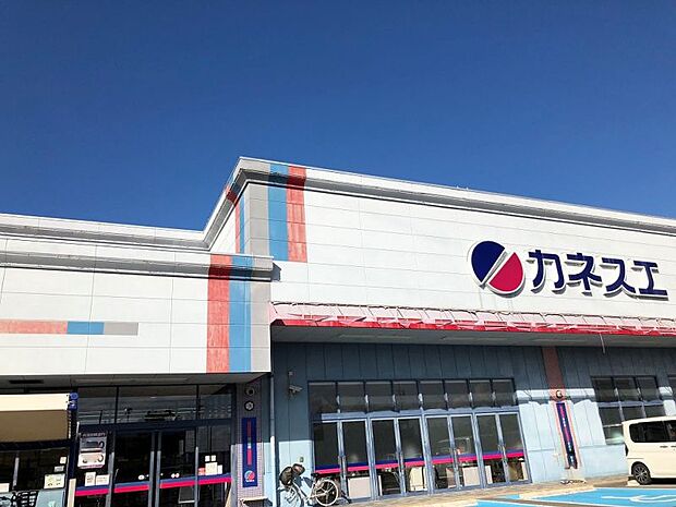 カネスエ五郎丸店まで約2700ｍ　車で約8分　営業時間：9〜21時　地域密着のスーパーマーケット。