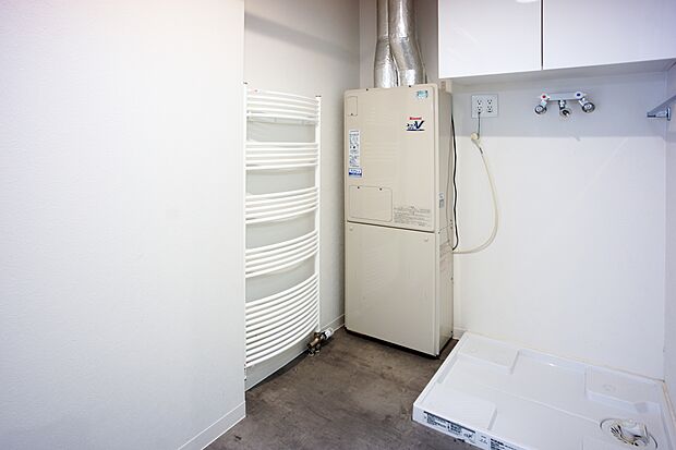 洗濯機置場にも洗剤などを入れる収納があります。給湯暖房は、都市ガスTESボイラーが活躍します。