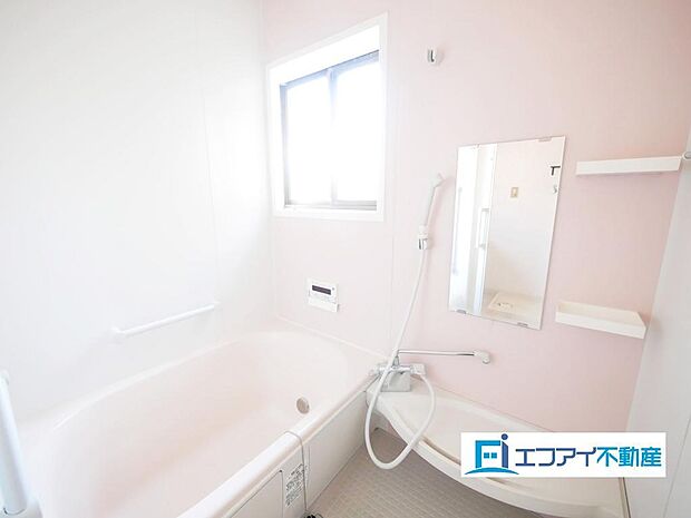 バスルームは明るく清潔感があります。窓もあるので換気もばっちりです♪