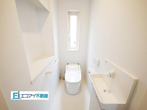 手洗い場付きのトイレスペースです。収納スペースも完備♪