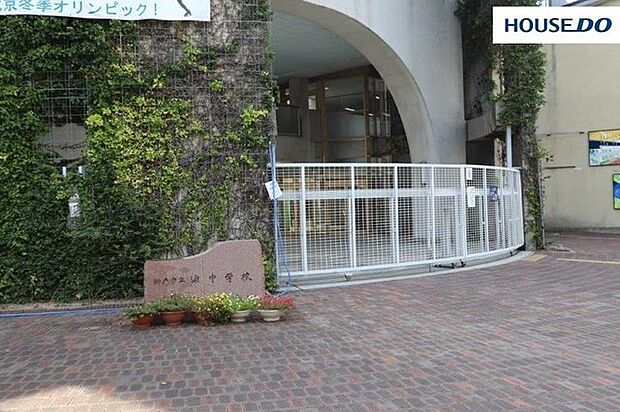 神戸市立渚中学校 600m。授業の始めや終わりにチャイムを鳴らさないノーチャイム。児童数は331人（2022年度調べ）