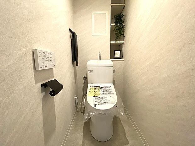ウォシュレット付トイレ。手洗い付なのでドアノブを常に綺麗な手で触ることができます。棚があるのでトイレットペーパーのストックや消臭剤を置いたり、様々な使い道があります。2023年12月上旬トイレ新調。