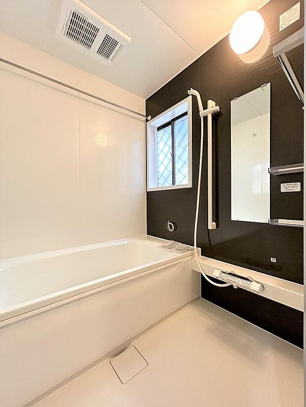 【リフォーム中】お風呂はハウステック製のユニットバスに変更いたします。ユニットバスは新品に交換します。浴槽は大人も足を伸ばしてゆったり浸かれる広さです。