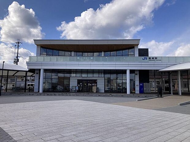 【周辺環境】JR福崎駅まで約4.3km（車約10分）です。広いロータリーがありますので、送り迎えに便利です。