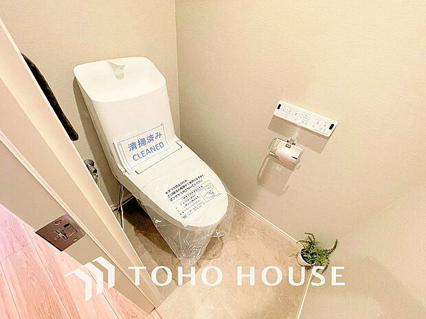 トイレには快適な温水洗浄便座付