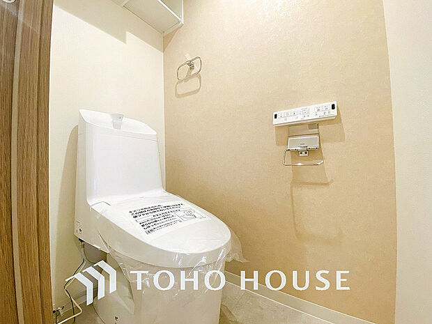 トイレには快適な温水洗浄便座付