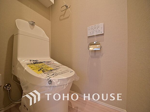 トイレには快適な温水洗浄便座付