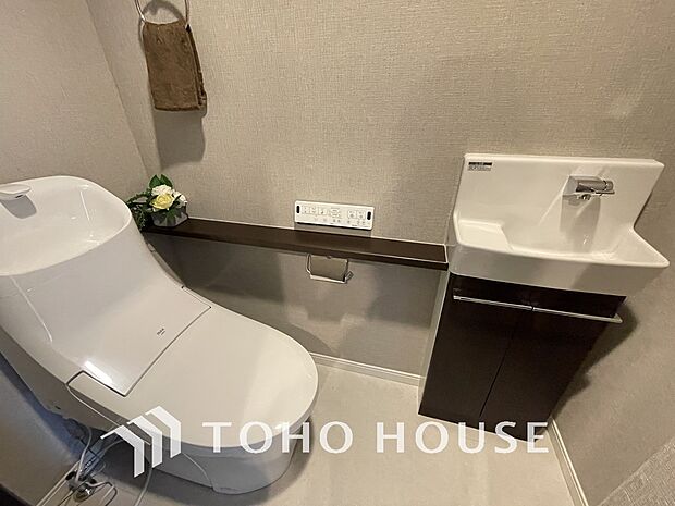 トイレには専用手洗い場付、収納付きでトイレ回りも綺麗に