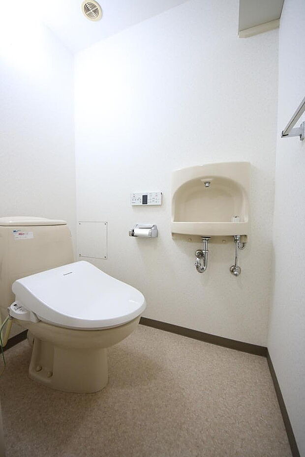 ペーパーなどの保管に最適な上部棚と手洗いのあるウォシュレット付トイレです♪