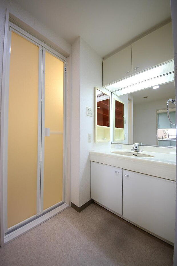 ゆとりある空間を確保した洗面室は、廊下とキッチン２ヶ所に入口があり大変便利にお使い頂けます♪