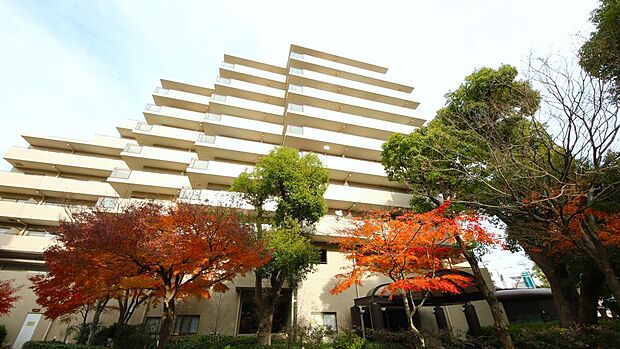 1988年10月築、竹中工務店施工の色彩豊かな植栽に囲まれた存在感のある9階建て総戸数79邸のマンションです！