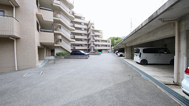 ハイルーフ車も楽に駐車可能な平面駐車場。月額17000〜19000円で利用可能。空き状況等はお問い合せください。