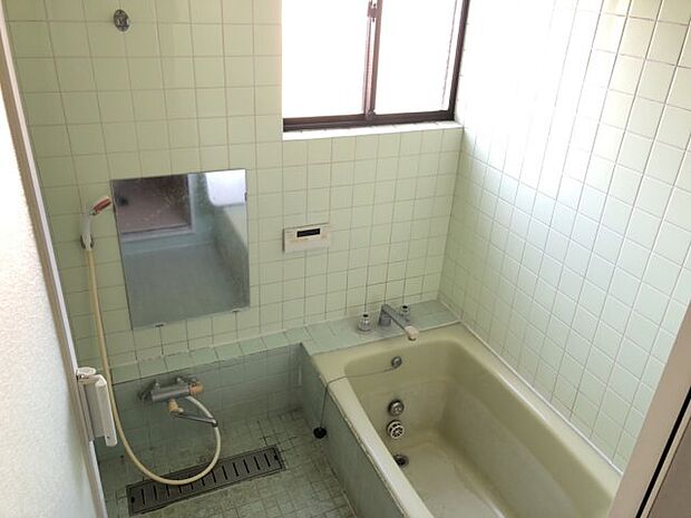 ・風呂　ゆったりとくつろげるバスルーム。窓があり通風も良く換気もしやすいです。
