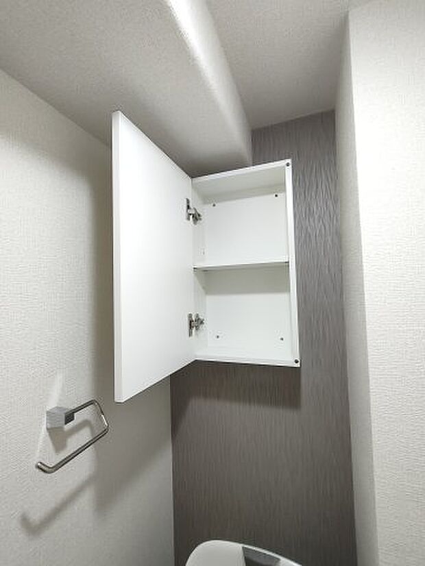 ・toilet　手の届きやすい位置にコーナー収納を備えています。