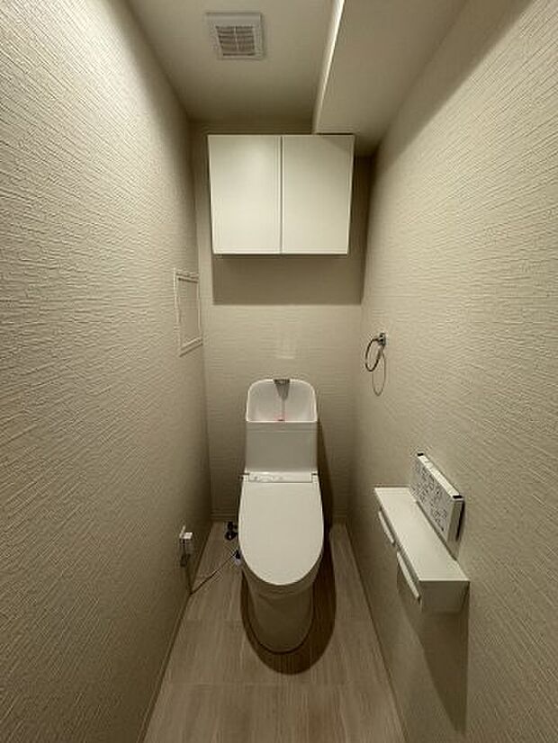 ・トイレ　　上部にキャビネットを備えて便利です。