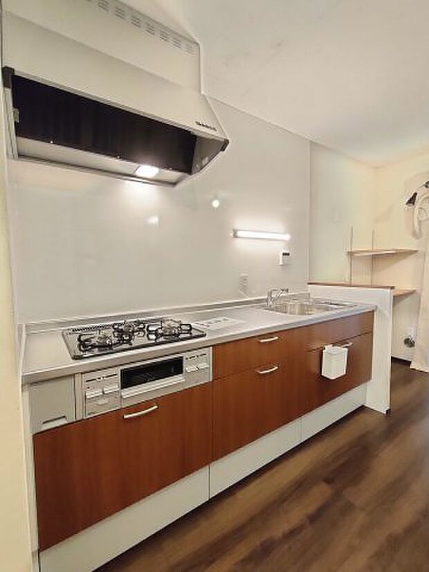 ・キッチン　作業スペースが広く、収納も充実したシステムキッチン。