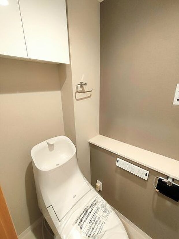 ・トイレ　シンプルな形でお掃除もらくらく、すみずみまでキレイになる便座完備しております。