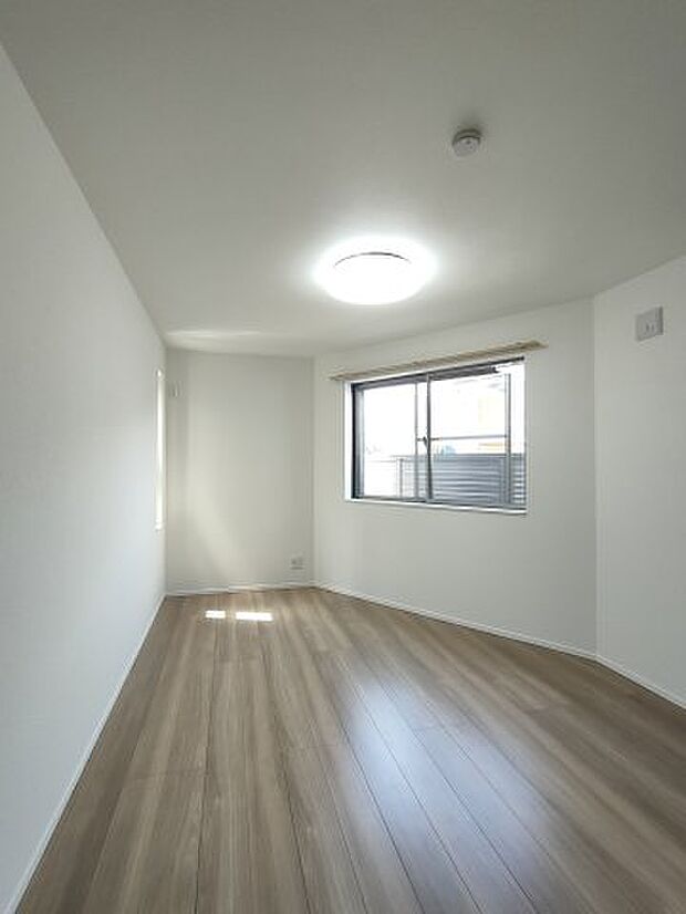 【納戸】　納戸とは建築基準法で「居室」の採光・通風の基準を満たしていないお部屋のこと。通常のお部屋としてもお使いいただけます。